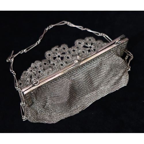 195 - A ladies' mesh purse with chain and hinged top enclosing a suede interior, 16.5cm wide