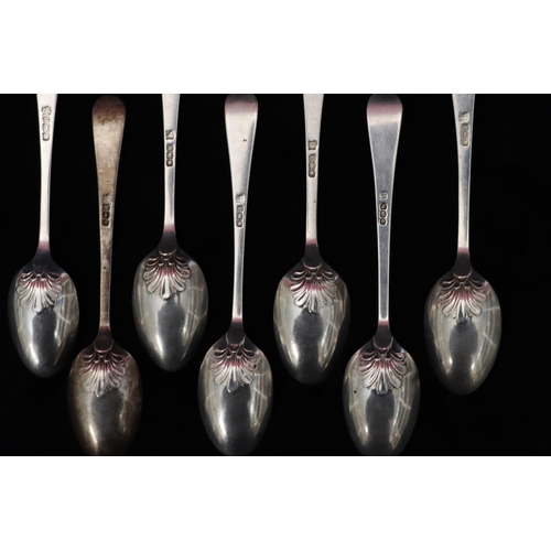 225 - A Harlequin set of 7 Sheffield silver teaspoons with scroll tails and shell mounts, maker's mark TB&... 