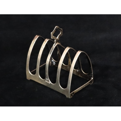 226 - A Sheffield silver 5-bar toast rack with centre carrying handle, 8cm wide, 1.6oz