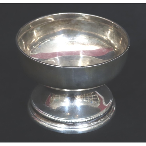 239 - A Sheffield silver round bowl on sweeping foot, maker's mark TB&S, 10.5cm diameter, 6.5oz