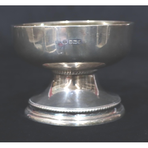 239 - A Sheffield silver round bowl on sweeping foot, maker's mark TB&S, 10.5cm diameter, 6.5oz