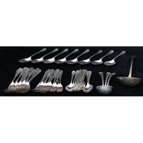 244 - An Edward VII silver rat tail flatware service, comprising of soup ladle, 3 small sauce ladles, 8 ta... 