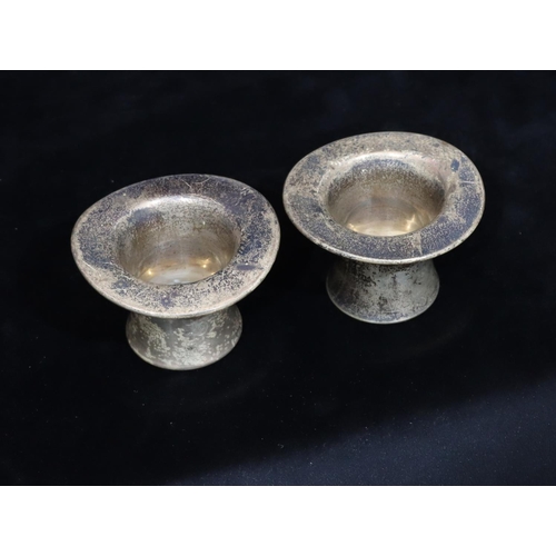 256 - A pair of Reed & Barton Sterling silver small pots in  the form of top hats, 6cm high, 4.9oz