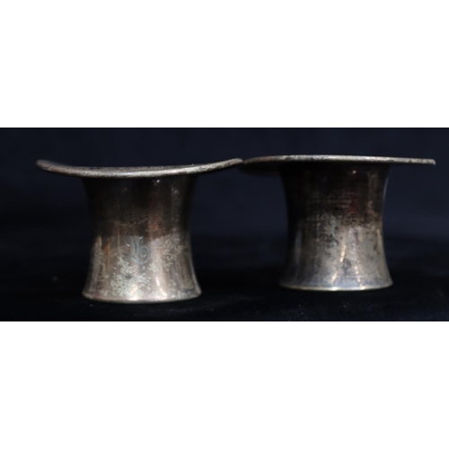 256 - A pair of Reed & Barton Sterling silver small pots in  the form of top hats, 6cm high, 4.9oz