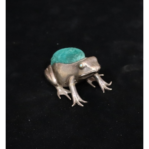 261 - An Edward VII silver novelty pin cushion in the form of a frog with turquoise eyes, Birmingham 1908,... 