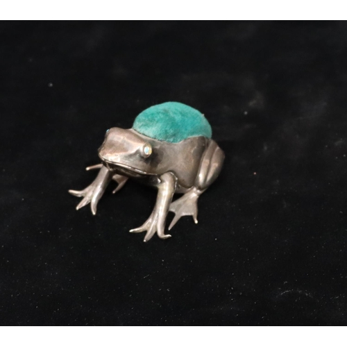 261 - An Edward VII silver novelty pin cushion in the form of a frog with turquoise eyes, Birmingham 1908,... 