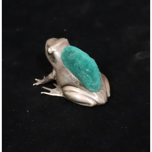 261 - An Edward VII silver novelty pin cushion in the form of a frog with turquoise eyes, Birmingham 1908,... 