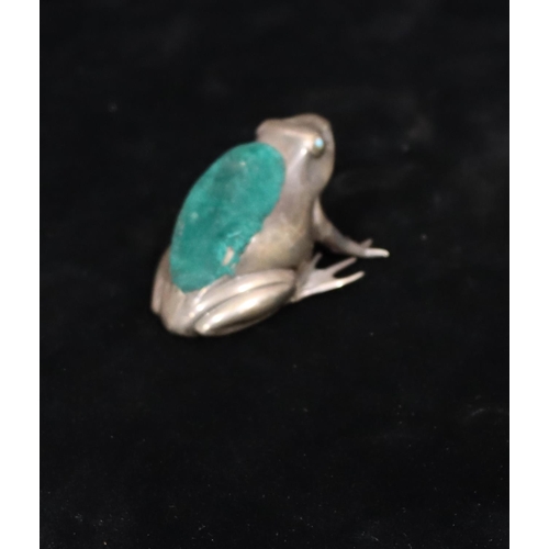 261 - An Edward VII silver novelty pin cushion in the form of a frog with turquoise eyes, Birmingham 1908,... 