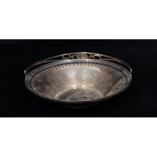 262 - A Sterling silver round cake basket with swing overhead handle and pierced rim, 23.2m diameter, 9.4o... 