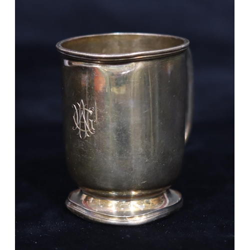 267 - A Birmingham plain silver round christening mug (rim and circular foot dented), maker's mark T & S, ... 