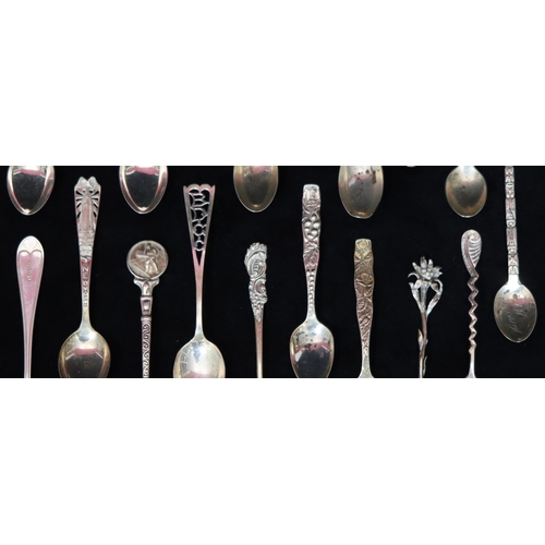 292 - A set of 4 Sheffield silver teaspoons and a quantity of various silver and silver coloured metal tea... 