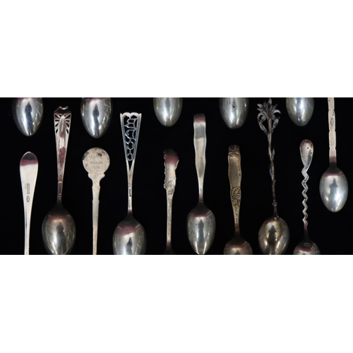 292 - A set of 4 Sheffield silver teaspoons and a quantity of various silver and silver coloured metal tea... 