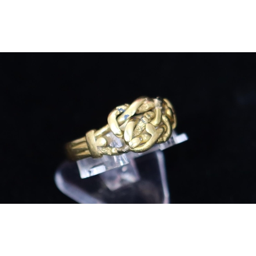 333 - An 18ct gold twist knot shaped ring, Size P/Q, 3.7 grams