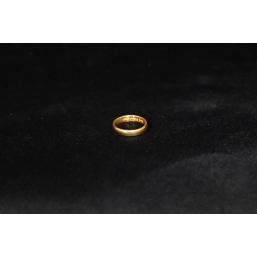 343 - A 22ct gold wedding ring, Size O/P, 6.1 grams