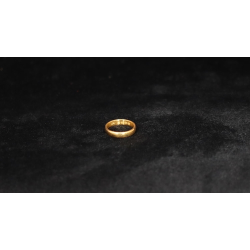 343 - A 22ct gold wedding ring, Size O/P, 6.1 grams