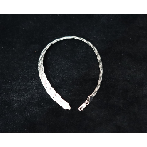 346 - A 9ct white gold flat linked bracelet, 18.5cm long, 2.9 grams