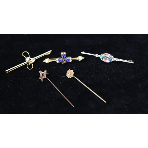 367 - A gold Masonic tie pin, a 9ct gold tie pin and 3 various brooches (5)