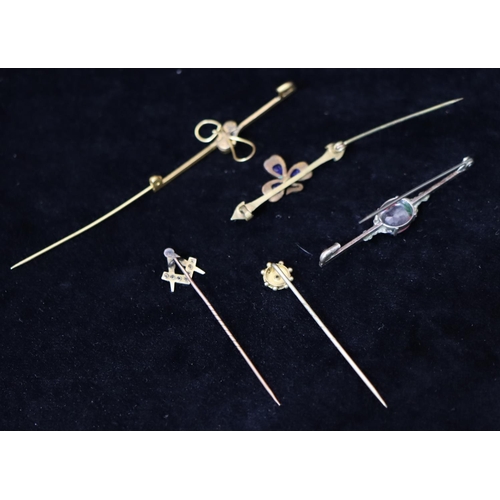 367 - A gold Masonic tie pin, a 9ct gold tie pin and 3 various brooches (5)