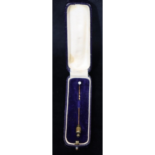 369 - A gold stick pin mounted with small solitaire diamond (cased)