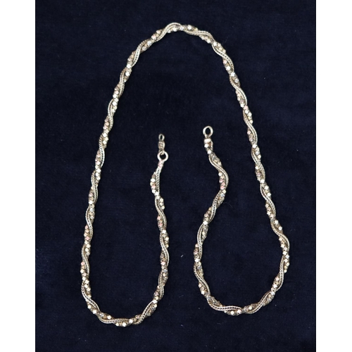 376 - A 14ct gold twist chain, 42cm long, 9.1 grams