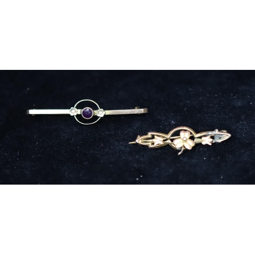 384 - A 9ct gold bar brooch set with centre amethyst flanked by 2 half pearls, a 9ct gold brooch, 2.9 gram... 