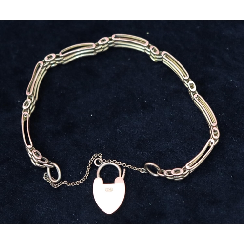 389 - A 9ct gold gate bracelet with padlock clasp, 10.9 grams