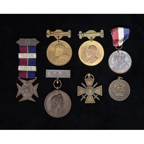 401 - A French WWI Croix de Guerre war medal, London County Council King's medal, a similar medal, a Royal... 