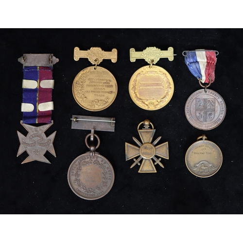 401 - A French WWI Croix de Guerre war medal, London County Council King's medal, a similar medal, a Royal... 