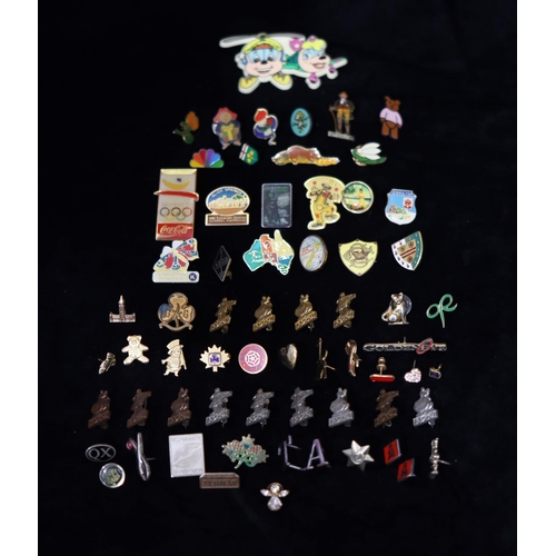 431 - A quantity of various badges etc.