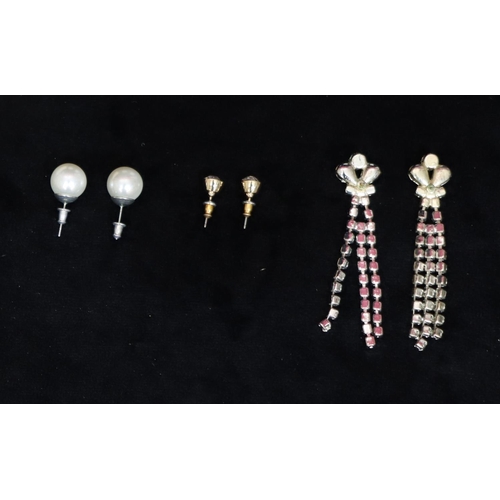 435 - 4 modern pairs of earrings and a drop pendant necklace (9)