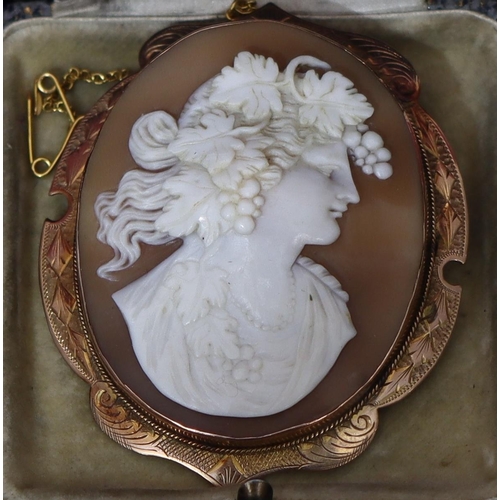 464 - A gold mounted oval cameo with should length portrait of a lady with grape and vine decoration, engr... 