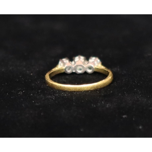 482 - An 18ct gold 3-stone diamond ring, centre diamond approx. 0.20ct, flanked by 2 smaller diamonds, Siz... 