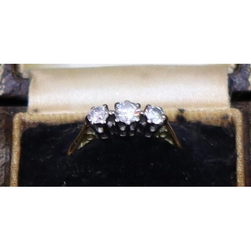 482 - An 18ct gold 3-stone diamond ring, centre diamond approx. 0.20ct, flanked by 2 smaller diamonds, Siz... 