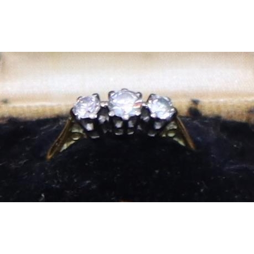 482 - An 18ct gold 3-stone diamond ring, centre diamond approx. 0.20ct, flanked by 2 smaller diamonds, Siz... 