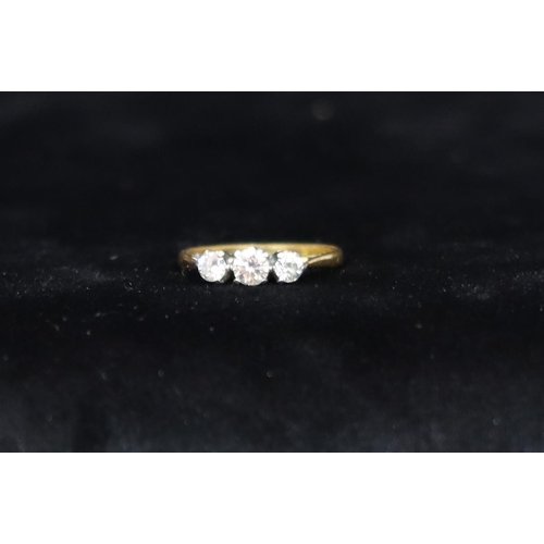 482 - An 18ct gold 3-stone diamond ring, centre diamond approx. 0.20ct, flanked by 2 smaller diamonds, Siz... 