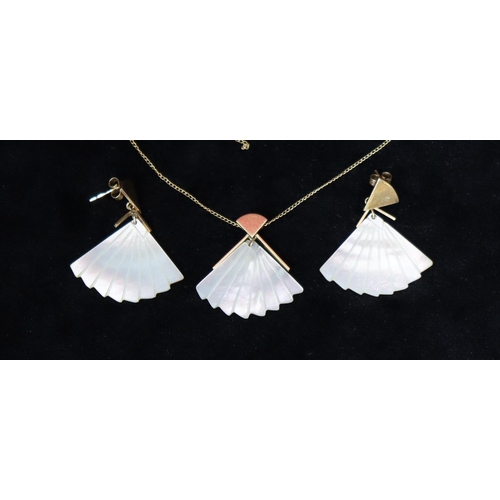 497 - A 9ct gold and Mother of Pearl fan shaped pendant with chain (chain a/f) , with a pair of matching f... 