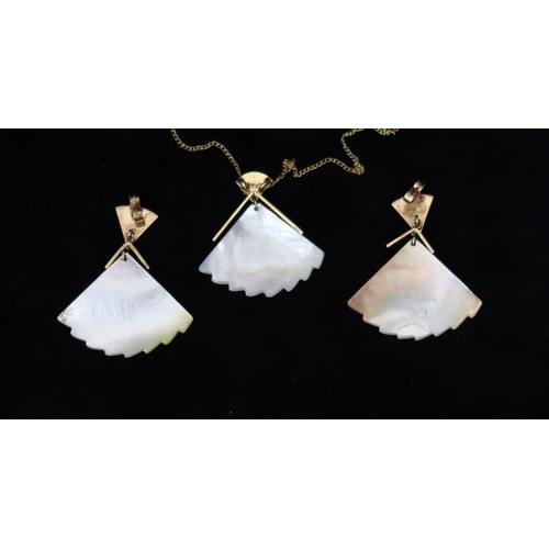 497 - A 9ct gold and Mother of Pearl fan shaped pendant with chain (chain a/f) , with a pair of matching f... 