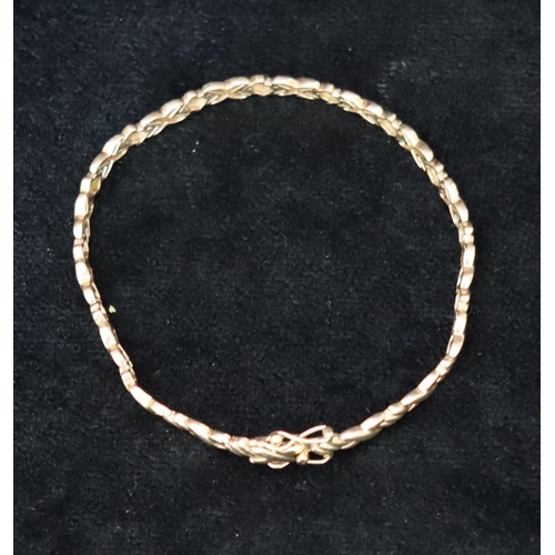 505 - A gold X shaped linked flat bracelet, 10.5 grams