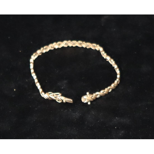 505 - A gold X shaped linked flat bracelet, 10.5 grams