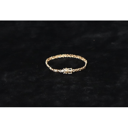 505 - A gold X shaped linked flat bracelet, 10.5 grams