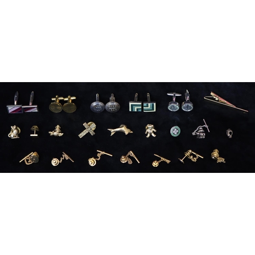 517 - A quantity of various gentlemen's cufflinks, various tie pins etc.