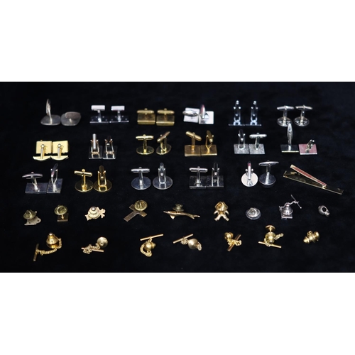 517 - A quantity of various gentlemen's cufflinks, various tie pins etc.