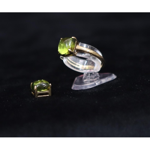 547 - A 9ct gold ladies' ring set with green coloured stone, Size O, with similar 9ct gold and green stone... 