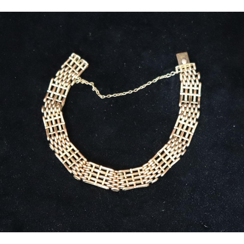 552 - A 9ct gold gate bracelet (damage to 1 ring near clasp), 11.2 grams