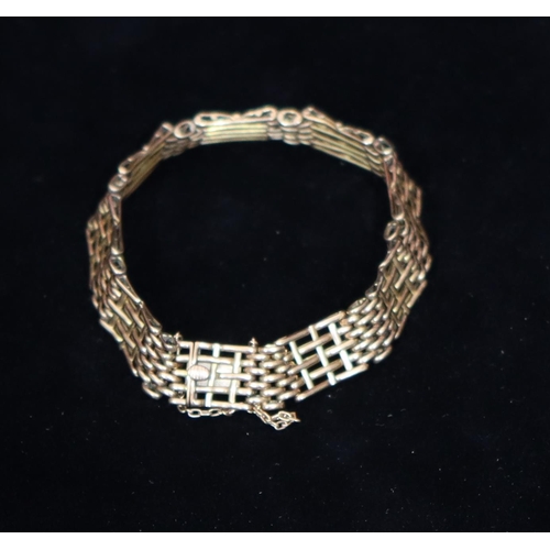 552 - A 9ct gold gate bracelet (damage to 1 ring near clasp), 11.2 grams