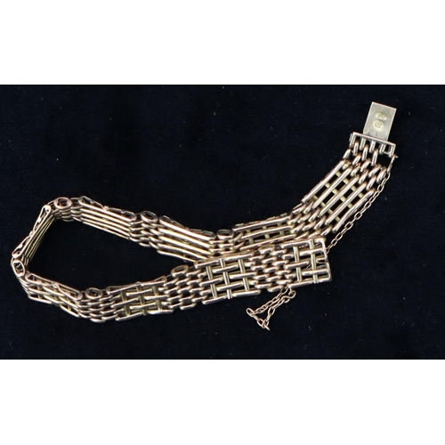 552 - A 9ct gold gate bracelet (damage to 1 ring near clasp), 11.2 grams