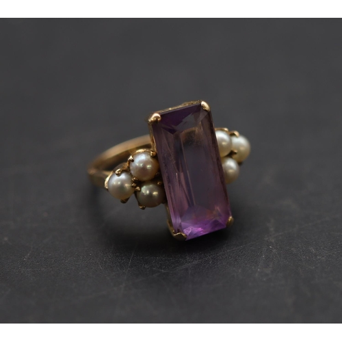 687 - An 18ct gold ladies' rectangular shaped ring set with amethyst flanked by 6 small pearls, Size M, 6.... 