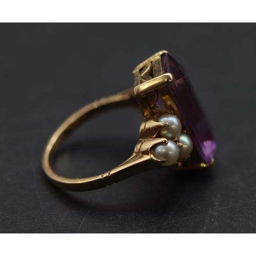 687 - An 18ct gold ladies' rectangular shaped ring set with amethyst flanked by 6 small pearls, Size M, 6.... 