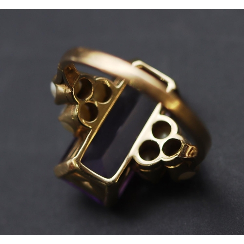 687 - An 18ct gold ladies' rectangular shaped ring set with amethyst flanked by 6 small pearls, Size M, 6.... 