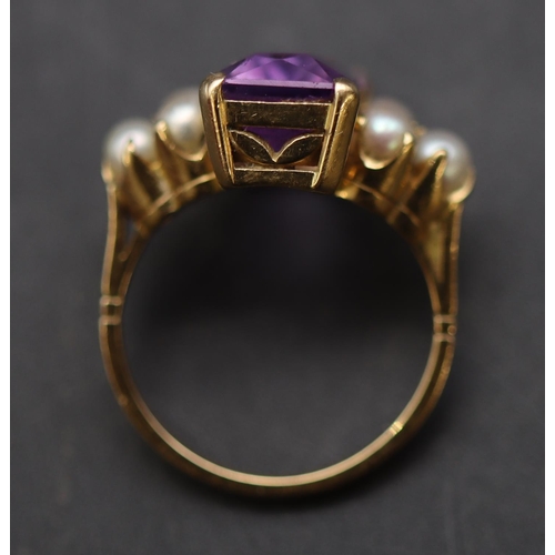 687 - An 18ct gold ladies' rectangular shaped ring set with amethyst flanked by 6 small pearls, Size M, 6.... 